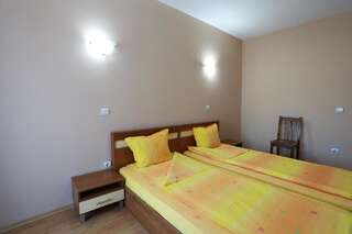 Отель Acropolis Hotel Пазарджик Двухместный номер с 1 кроватью или 2 отдельными кроватями-1