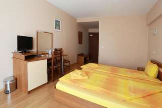 Отель Acropolis Hotel Пазарджик Двухместный номер с 1 кроватью или 2 отдельными кроватями-4